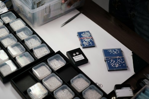 How to Choose the Best Type of Earrings for a Glamorous UK Event?